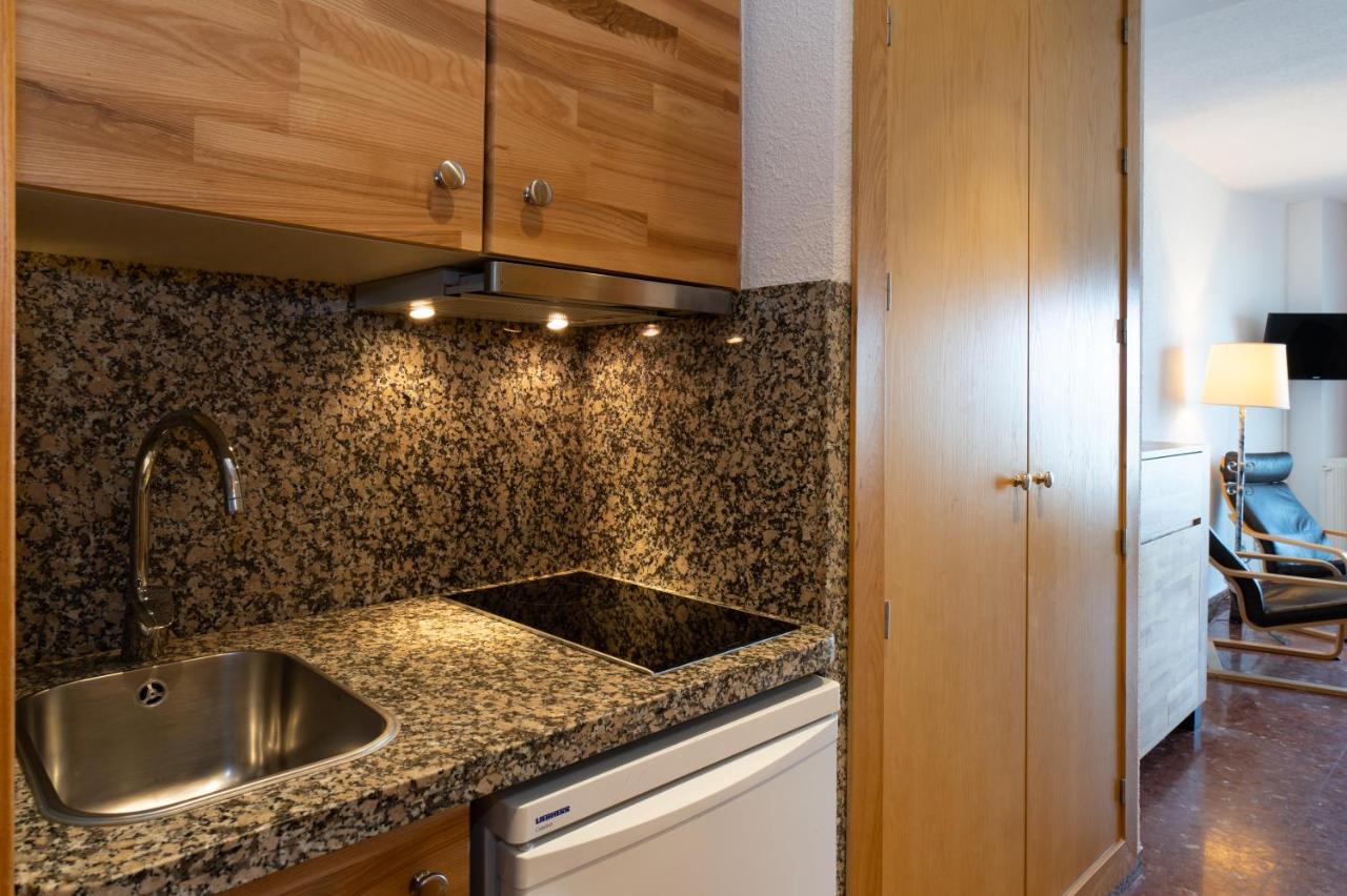 Hotel Apartamentos Bajondillo Torremolinos Bagian luar foto Kitchen