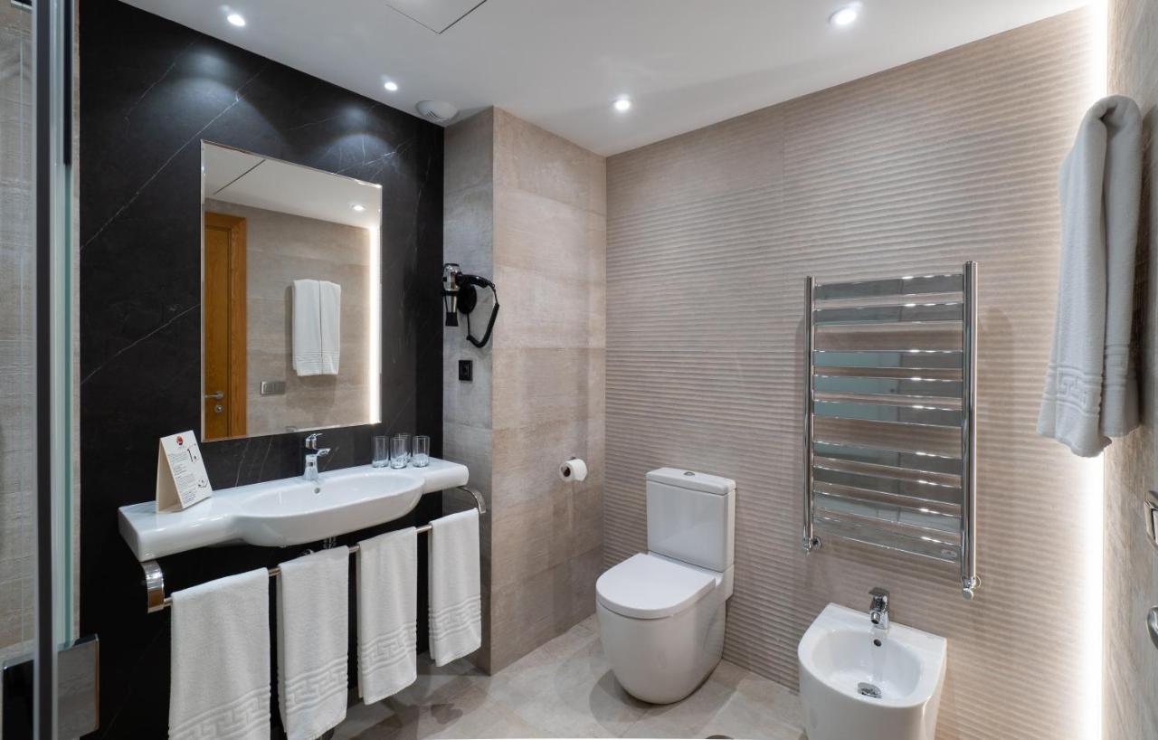 Hotel Apartamentos Bajondillo Torremolinos Bagian luar foto Bathroom