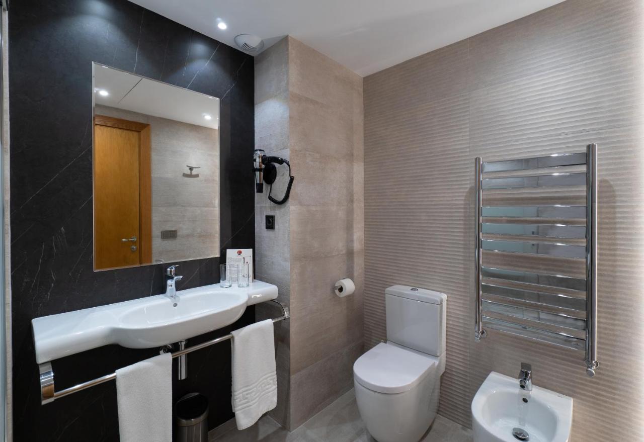 Hotel Apartamentos Bajondillo Torremolinos Bagian luar foto Bathroom