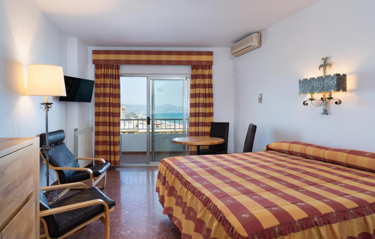 Hotel Apartamentos Bajondillo Torremolinos Bagian luar foto Room at a hotel in Ibiza