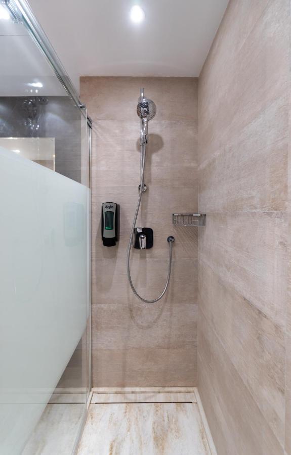 Hotel Apartamentos Bajondillo Torremolinos Bagian luar foto Shower