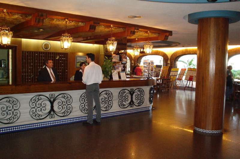Hotel Apartamentos Bajondillo Torremolinos Bagian luar foto Reception desk