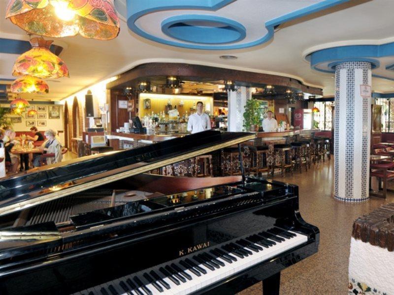 Hotel Apartamentos Bajondillo Torremolinos Bagian luar foto Piano in a restaurant