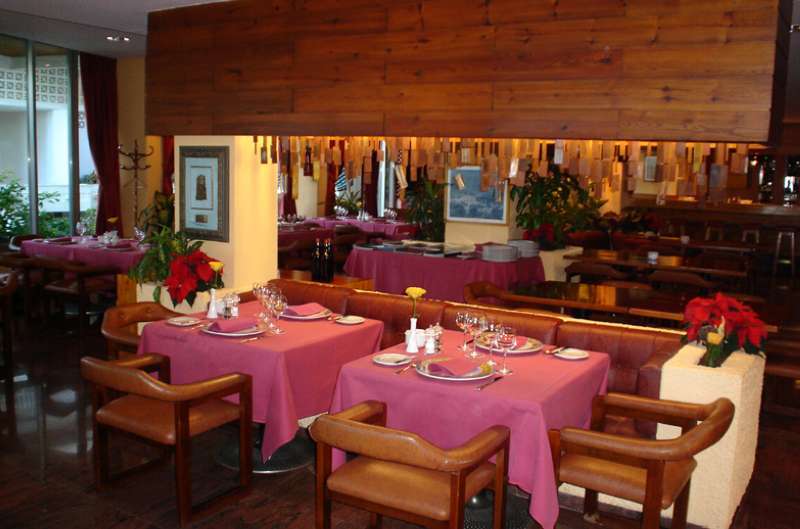 Hotel Apartamentos Bajondillo Torremolinos Bagian luar foto Interior of a restaurant in Madrid
