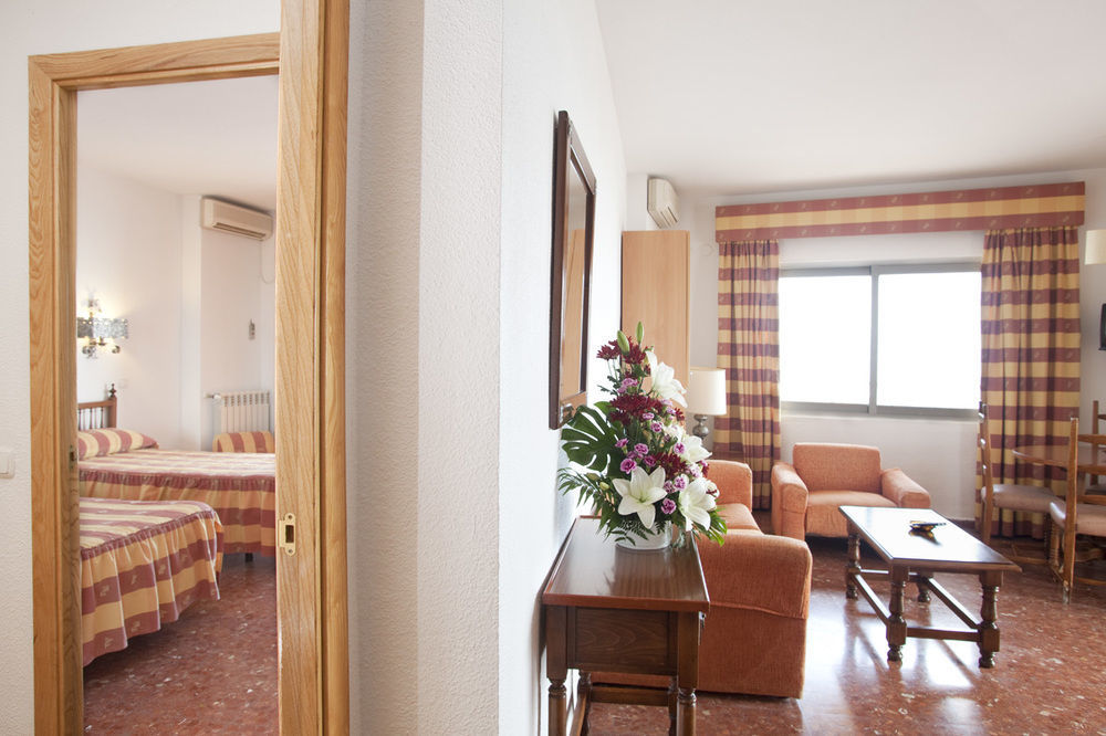 Hotel Apartamentos Bajondillo Torremolinos Bagian luar foto Room in a hotel
