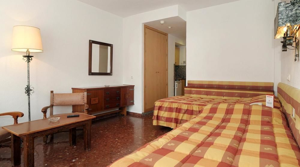 Hotel Apartamentos Bajondillo Torremolinos Bagian luar foto Room in a hotel