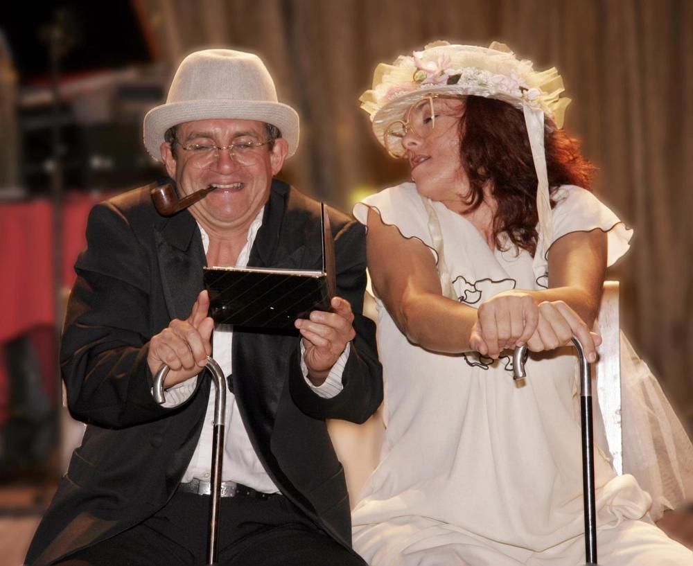 Hotel Apartamentos Bajondillo Torremolinos Bagian luar foto The wedding of the old couple