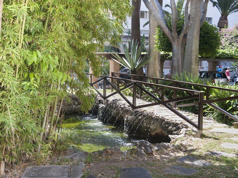 Hotel Apartamentos Bajondillo Torremolinos Bagian luar foto The fountain of the old town