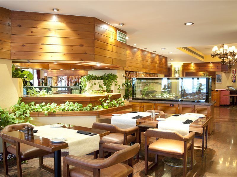 Hotel Apartamentos Bajondillo Torremolinos Bagian luar foto Interior of a restaurant in Madrid, Spain.
