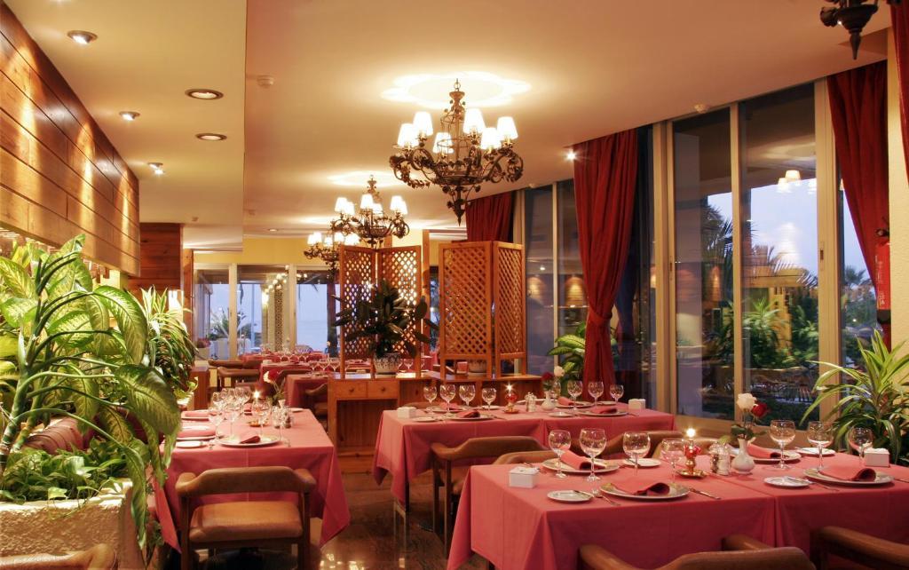 Hotel Apartamentos Bajondillo Torremolinos Bagian luar foto Interior of a restaurant