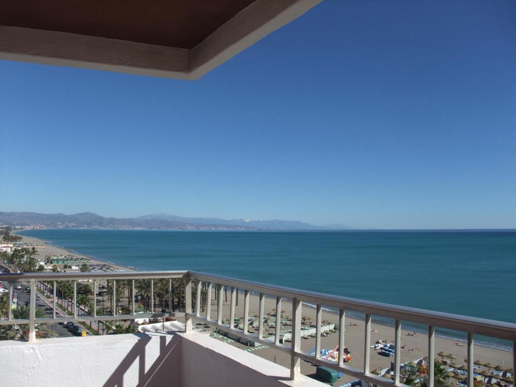 Hotel Apartamentos Bajondillo Torremolinos Bagian luar foto The sea from the balcony of a room at the hotel