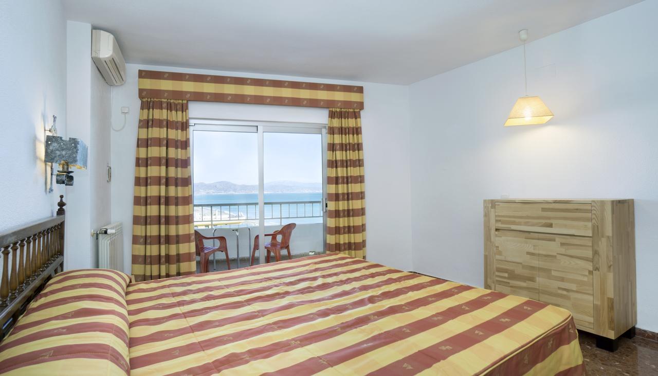Hotel Apartamentos Bajondillo Torremolinos Bagian luar foto Bedroom with sea view
