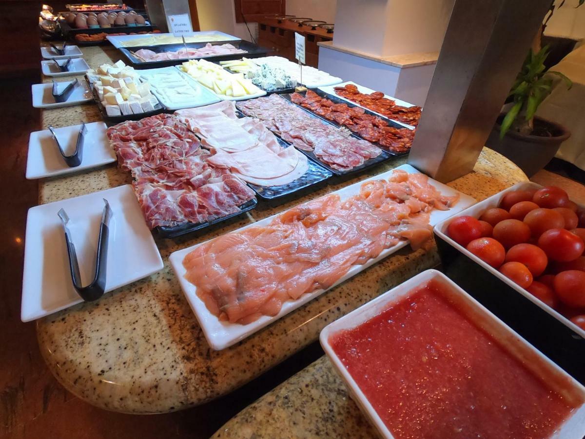 Hotel Apartamentos Bajondillo Torremolinos Bagian luar foto Breakfast buffet at a luxury hotel