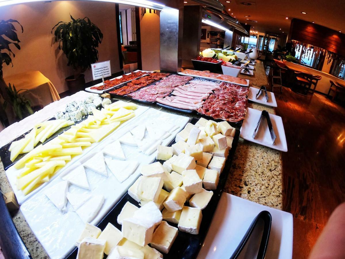 Hotel Apartamentos Bajondillo Torremolinos Bagian luar foto A buffet breakfast at a luxury hotel in Paris