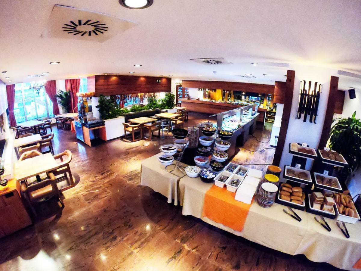 Hotel Apartamentos Bajondillo Torremolinos Bagian luar foto Breakfast buffet at a hotel