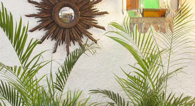 Hotel Apartamentos Bajondillo Torremolinos Bagian luar foto Detail of a house in Ibiza