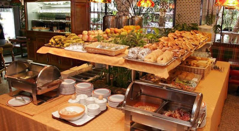 Hotel Apartamentos Bajondillo Torremolinos Bagian luar foto Breakfast buffet